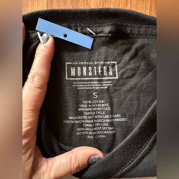 NWT Dracula ๐ง๐ป Universal Studios Monsters T-Shirt Size Small Hot Topic ๐ค - Picture 5 of 6